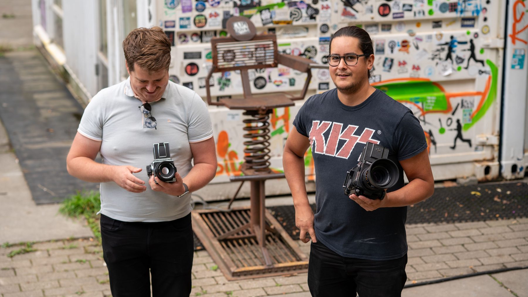 Rik Tonnard en Miguel Soto met analoge camera’s tijdens een gesprek over filmfotografie in Eindhoven.
