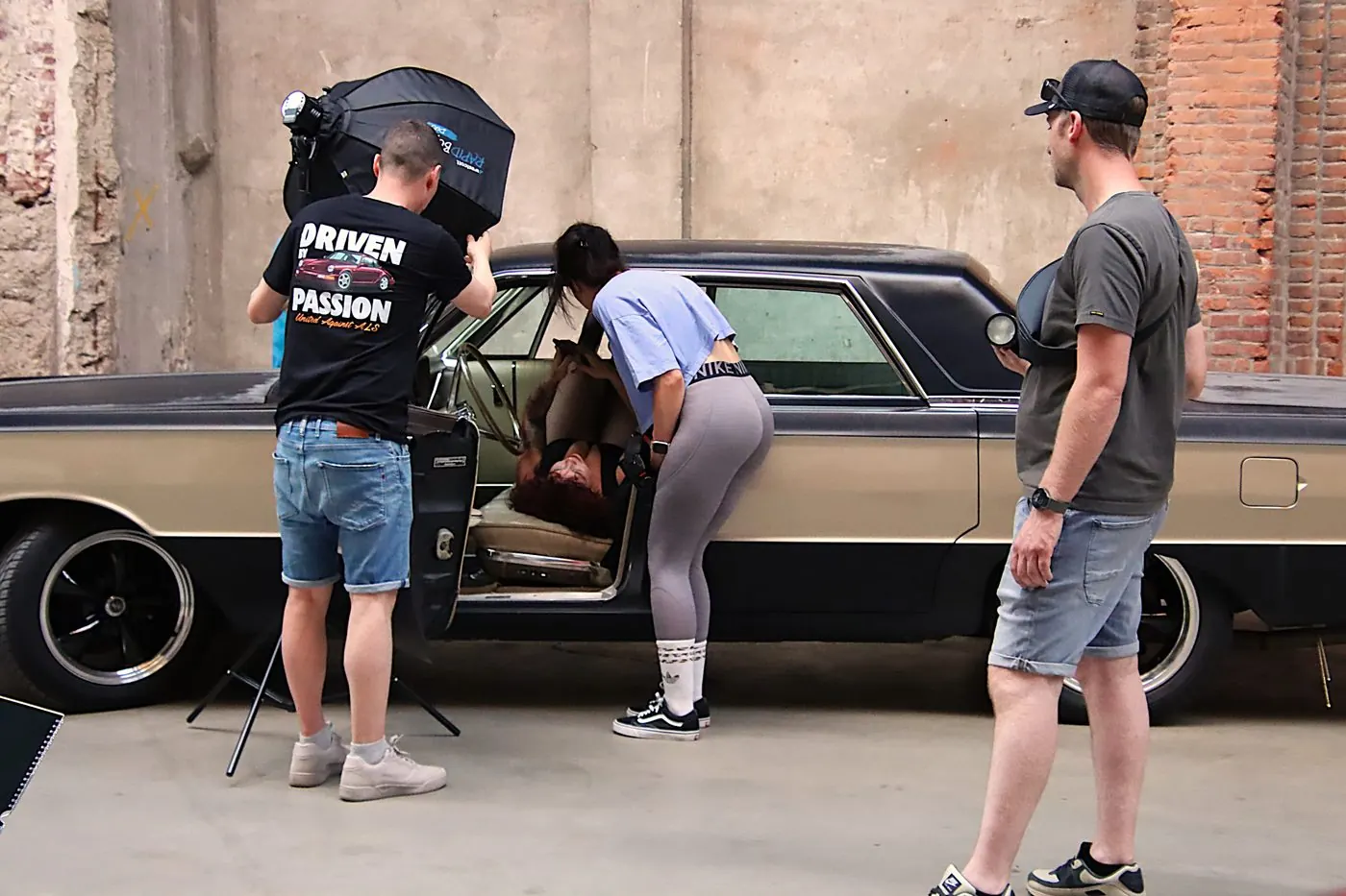Behind-the-scenes van een fotoshoot met oldtimer in Veghel