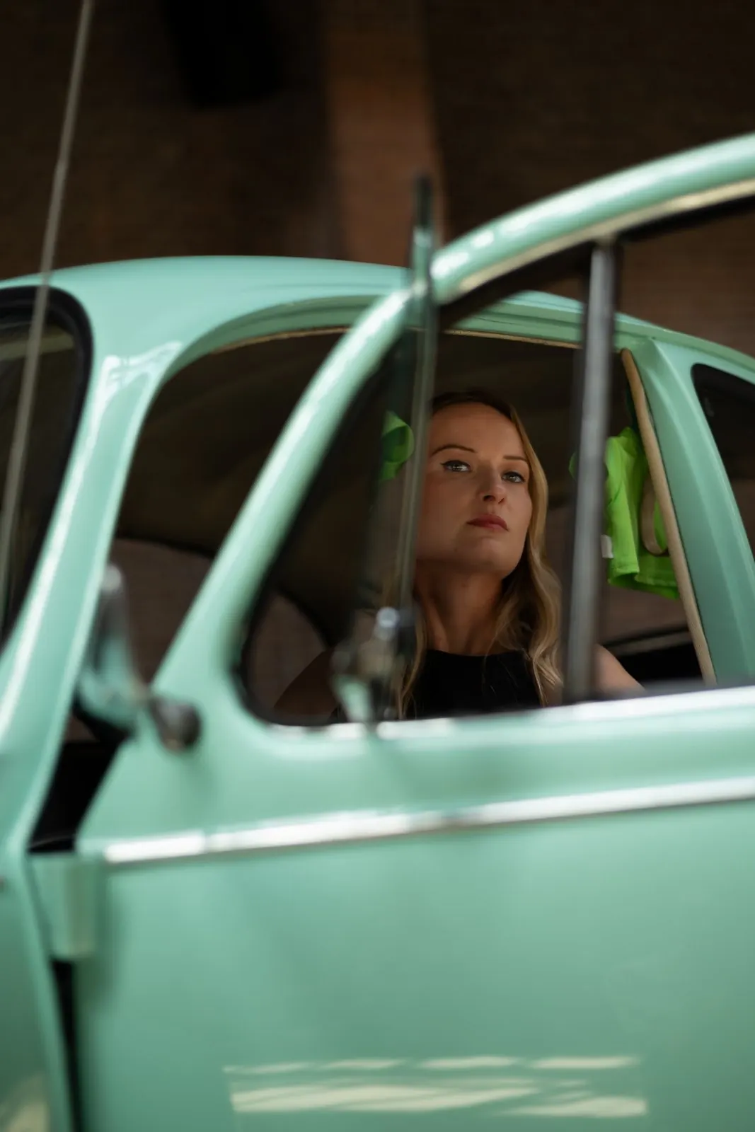 Portret in een mintgroene klassieke auto tijdens Classics for Charity