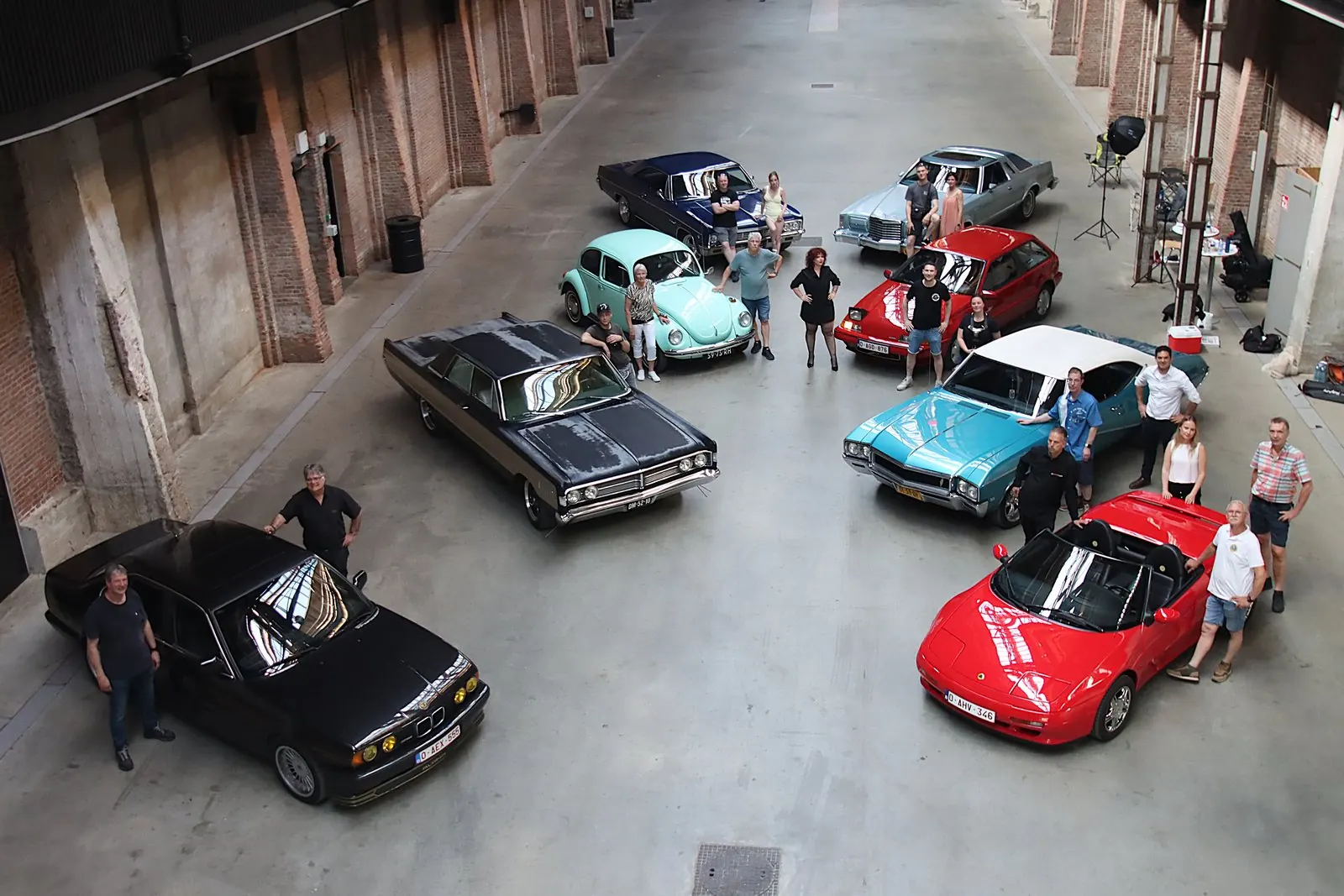Bovenaanzicht van oldtimers en deelnemers in de Koekbouw