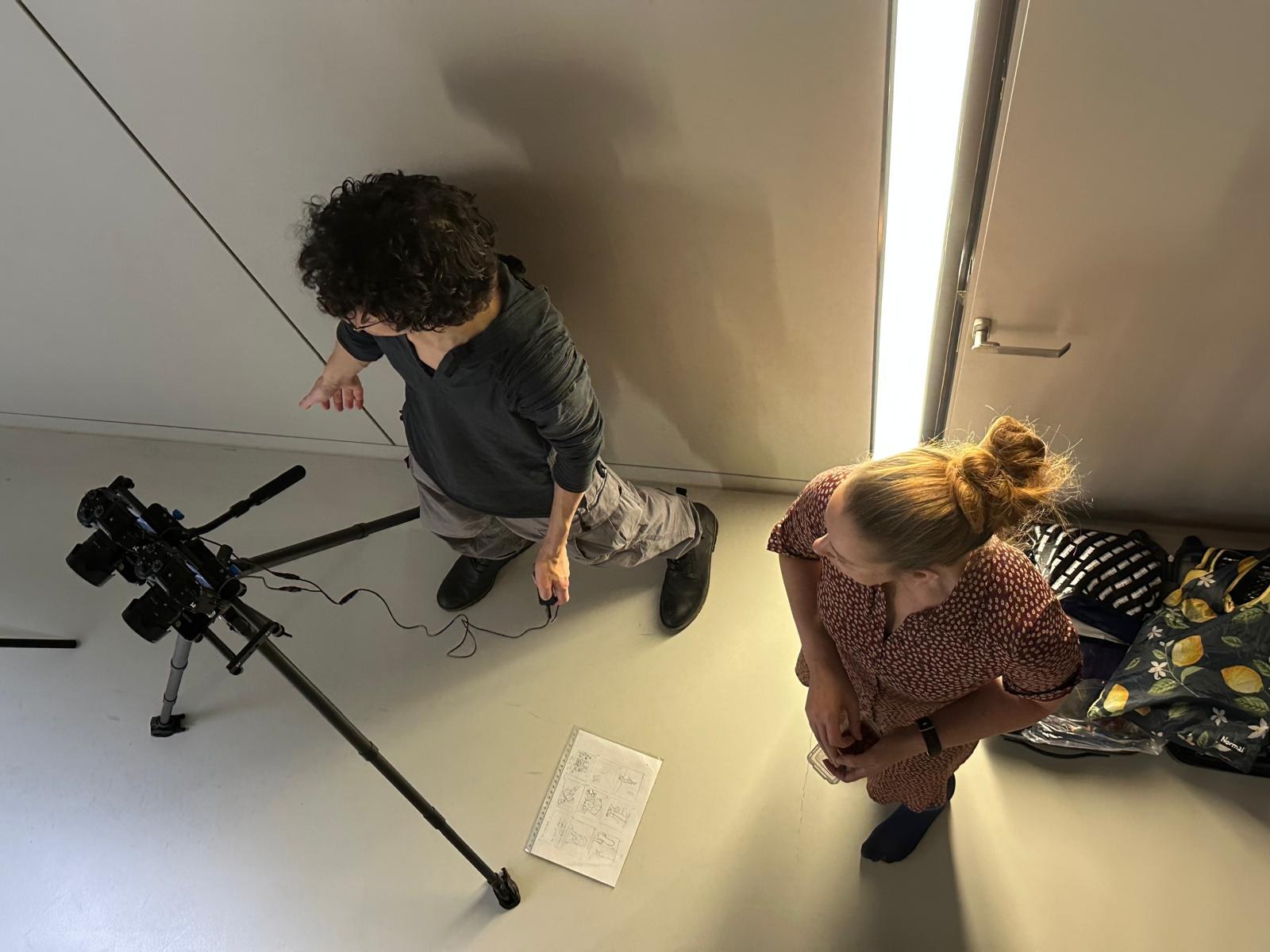 Bovenaanzicht van Elwin Rijken en een dubbele camera-rig tijdens een 3D-fotoshoot.