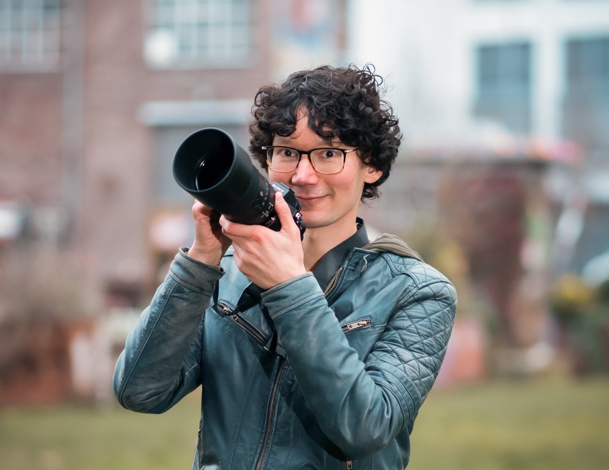 Elwin Rijken met camera, fotograaf en filmmaker uit Eindhoven.