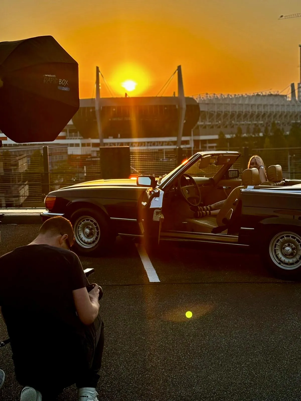 Behind-the-scenes van een klassieke autoshoot bij zonsondergang voor Classics for Charity