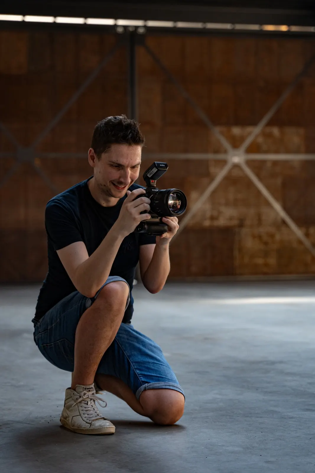 Pieter van Engeland fotografeert tijdens een fotoshoot in een industriële hal in Eindhoven