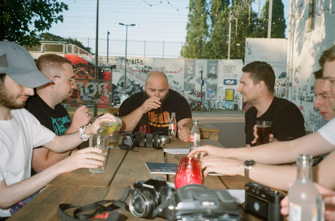 Deelnemers aan de allereerste photowalk van Eindhoven Creative Community met hun camera's in Eindhoven