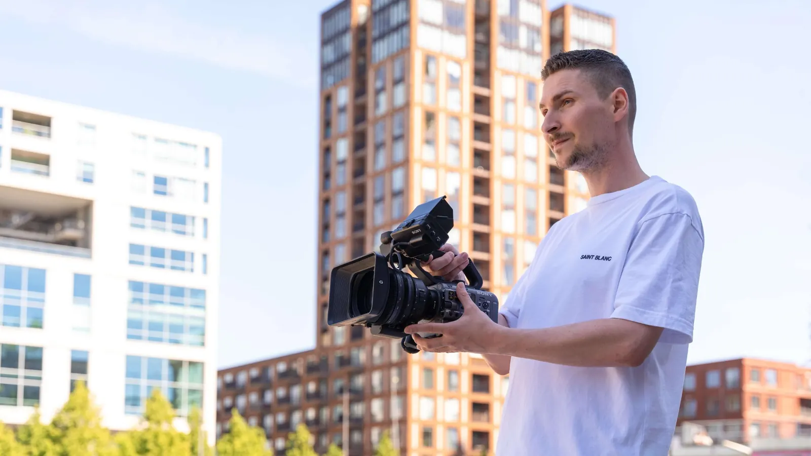 Pieter van Engeland met professionele videocamera in Eindhoven, initiatiefnemer van Eindhoven Creative Community