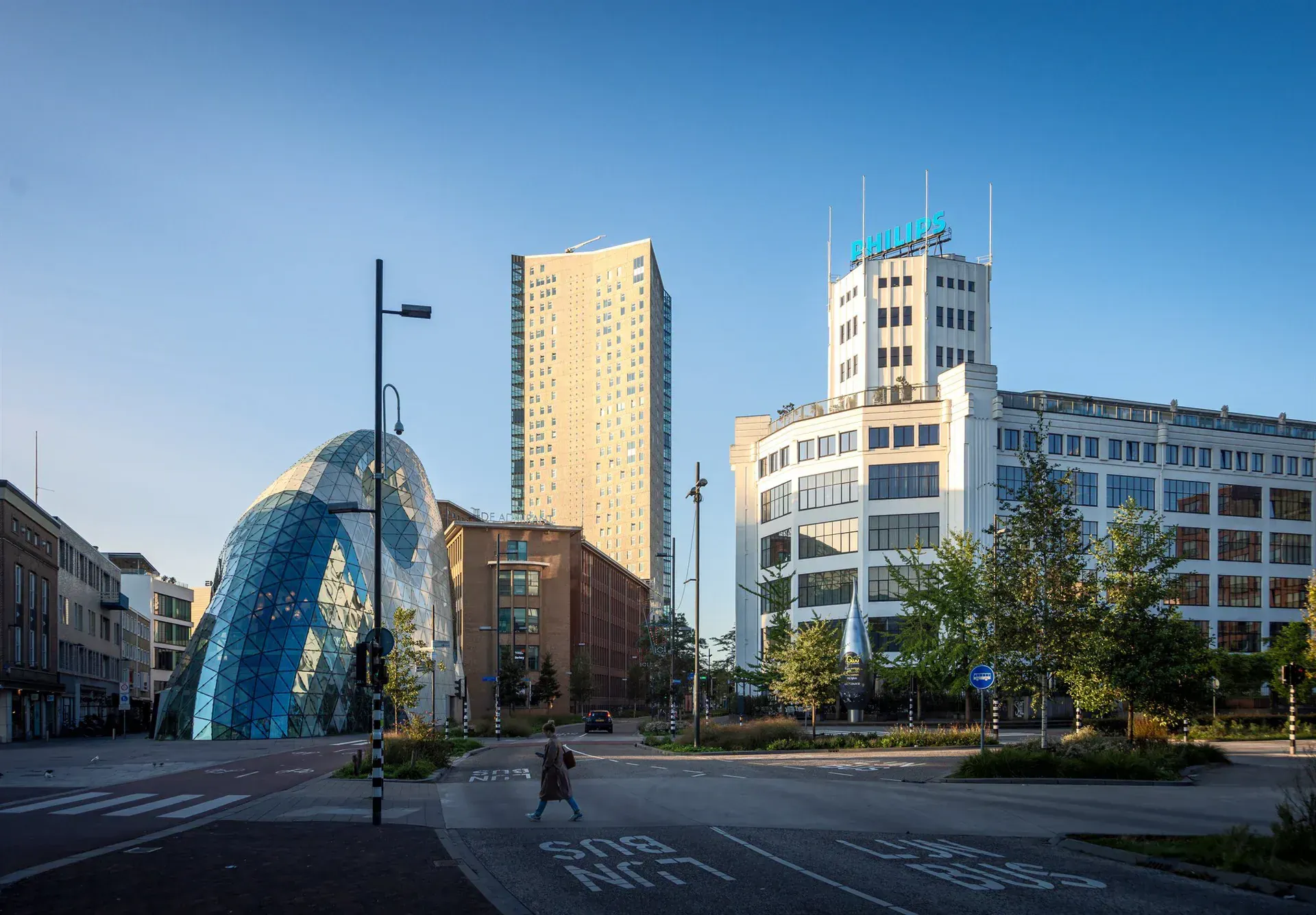 De Blob en omliggende architectuur in het centrum van Eindhoven, gefotografeerd door Jan Timmer.