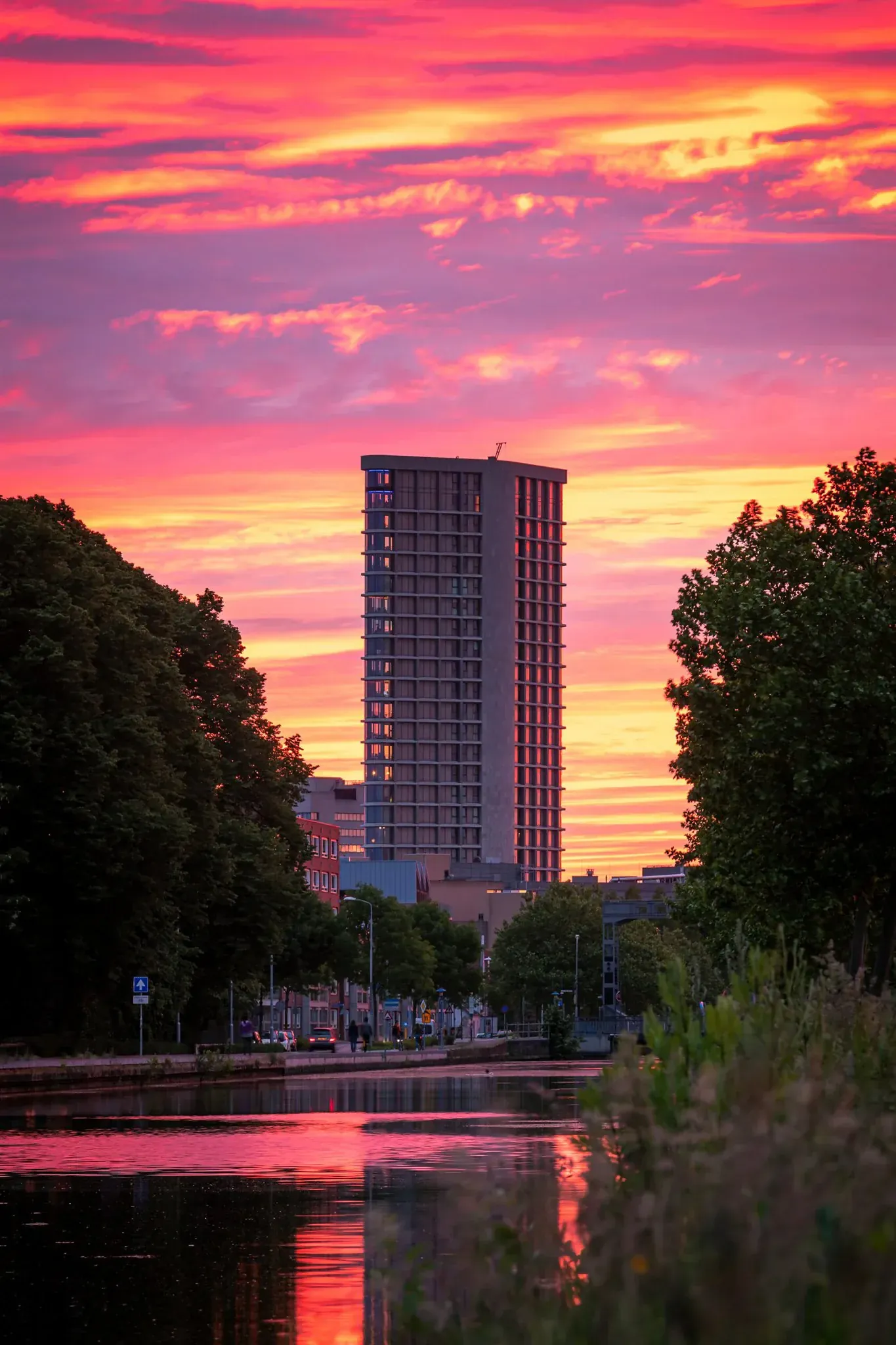 Eindhovense hoogbouw tegen een kleurrijke avondlucht, gefotografeerd door Jan Timmer.