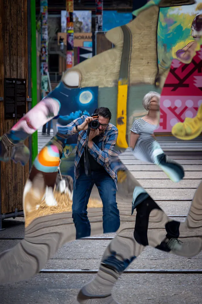 Fotograaf Jan Timmer met zijn camera tijdens het fotograferen in Eindhoven.