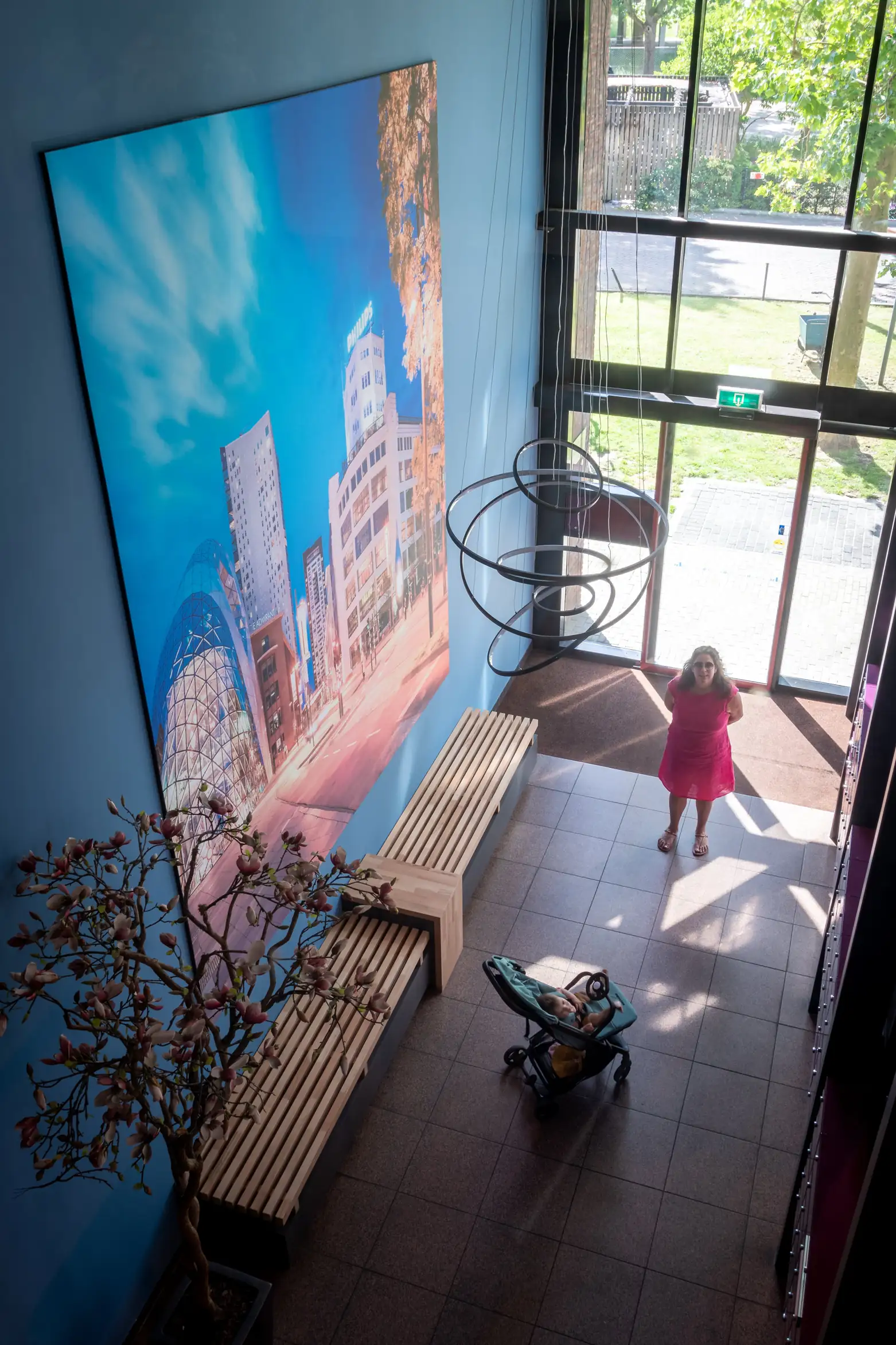 Groot formaat architectuurfoto van Jan Timmer in een hoog interieur met glazen gevel.