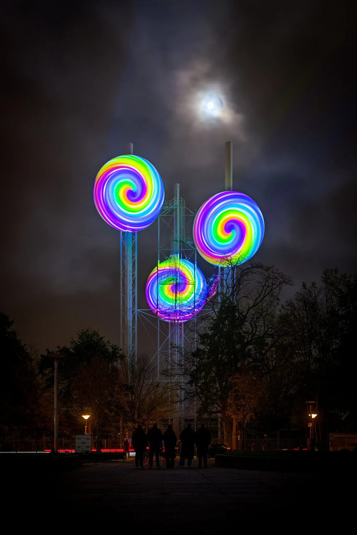 Kleurrijke lichtkunst in Eindhoven bij nacht, gefotografeerd door Jan Timmer.