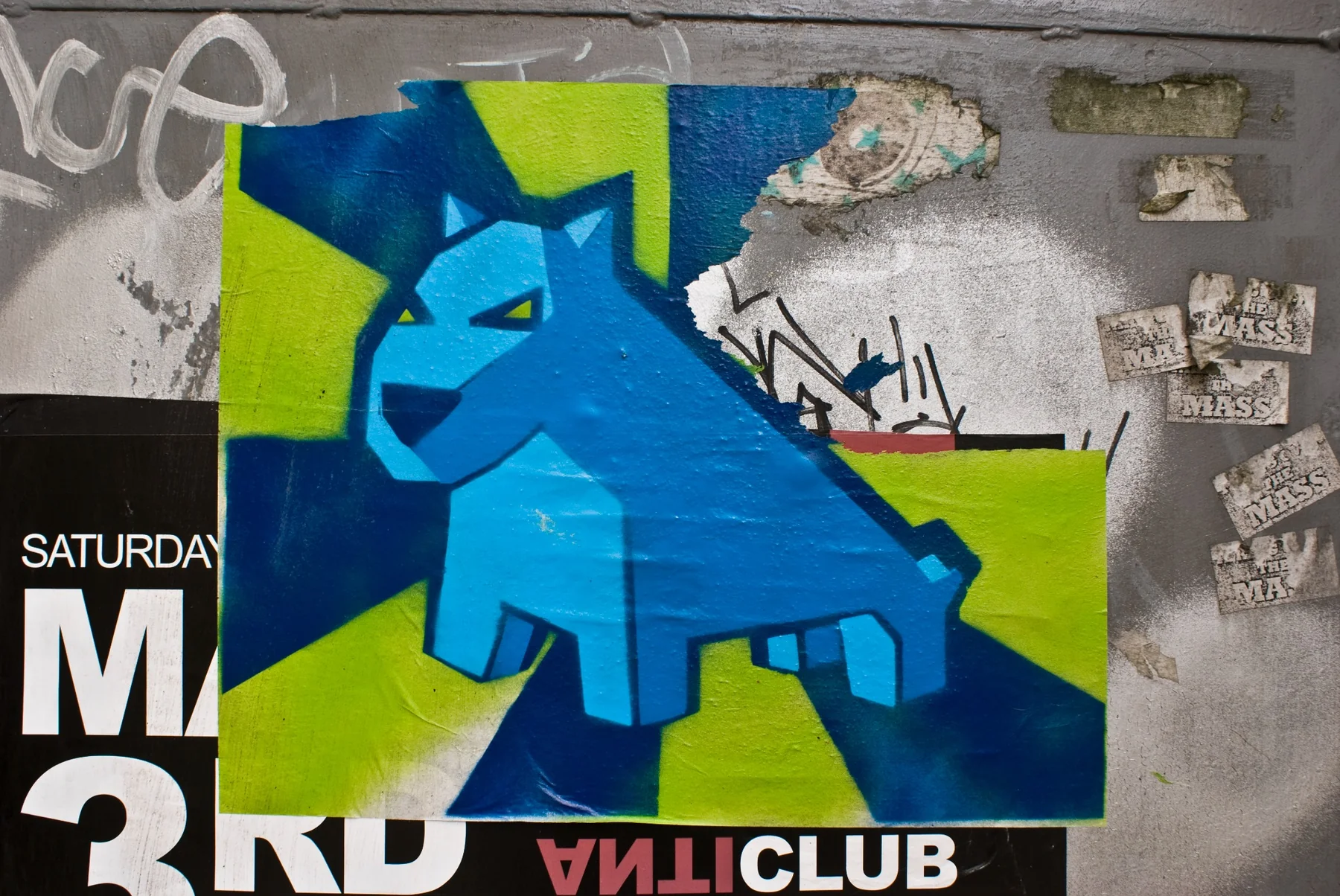 Blauw-groene street-artposter op een verweerde muur.