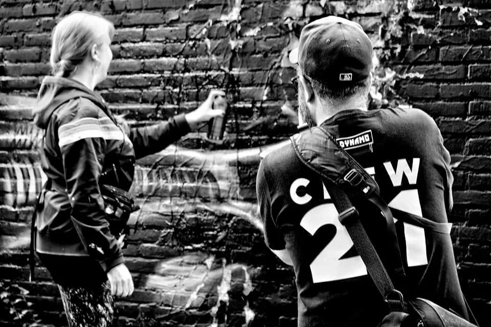 Fotograaf legt een street-artmaker aan het werk vast in Eindhoven.