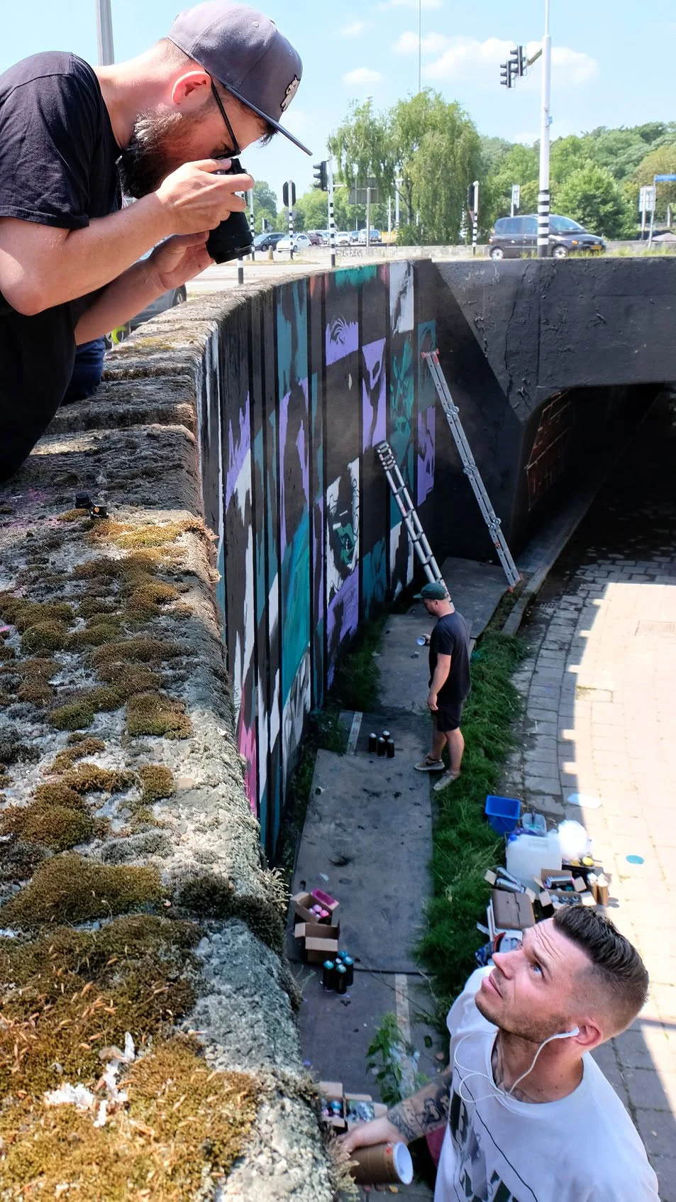 Fotograaf legt van bovenaf het maken van een grote mural vast.