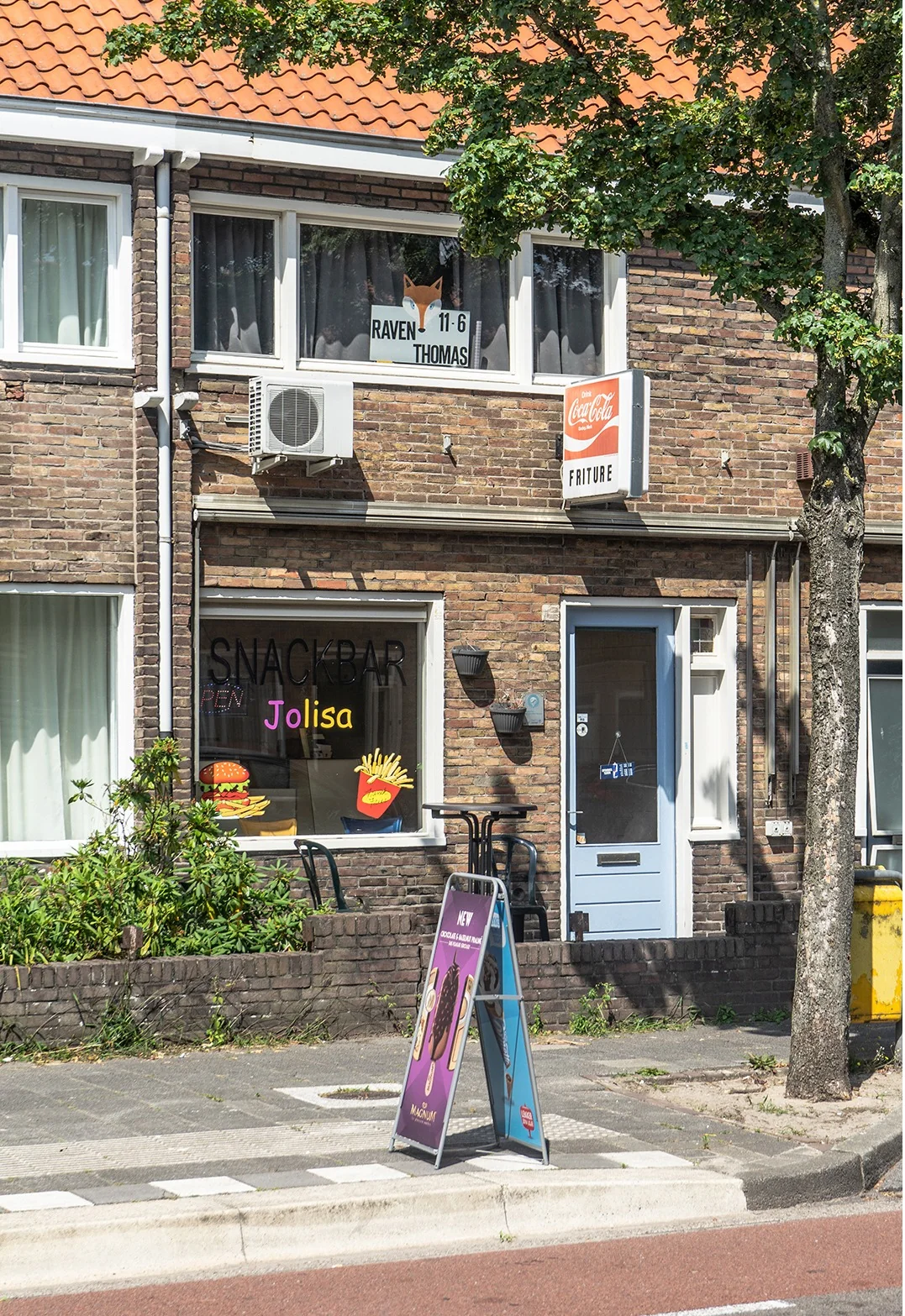 Exterieur van een Eindhovense snackbar in een woonstraat.