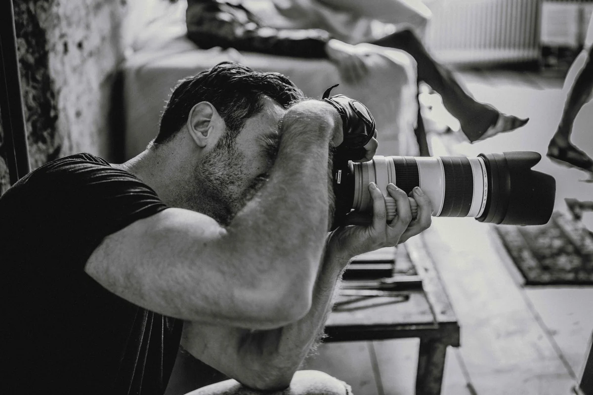 Roy van der Wens aan het werk met zijn camera tijdens een fotoshoot.