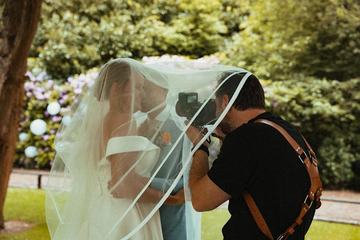 Roy van der Wens fotografeert tijdens een bruiloft onder de sluier van de bruid.