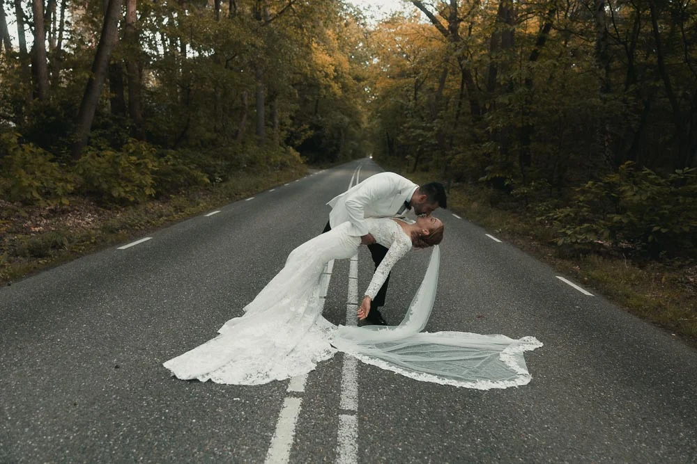 Sophie en Michiel op een landweg, gefotografeerd door Roy van der Wens.