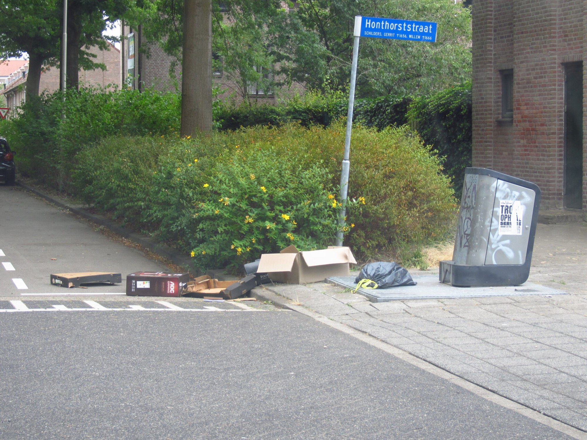 Litter along a street in Eindhoven, photographed for the story of Stan Kuipers.