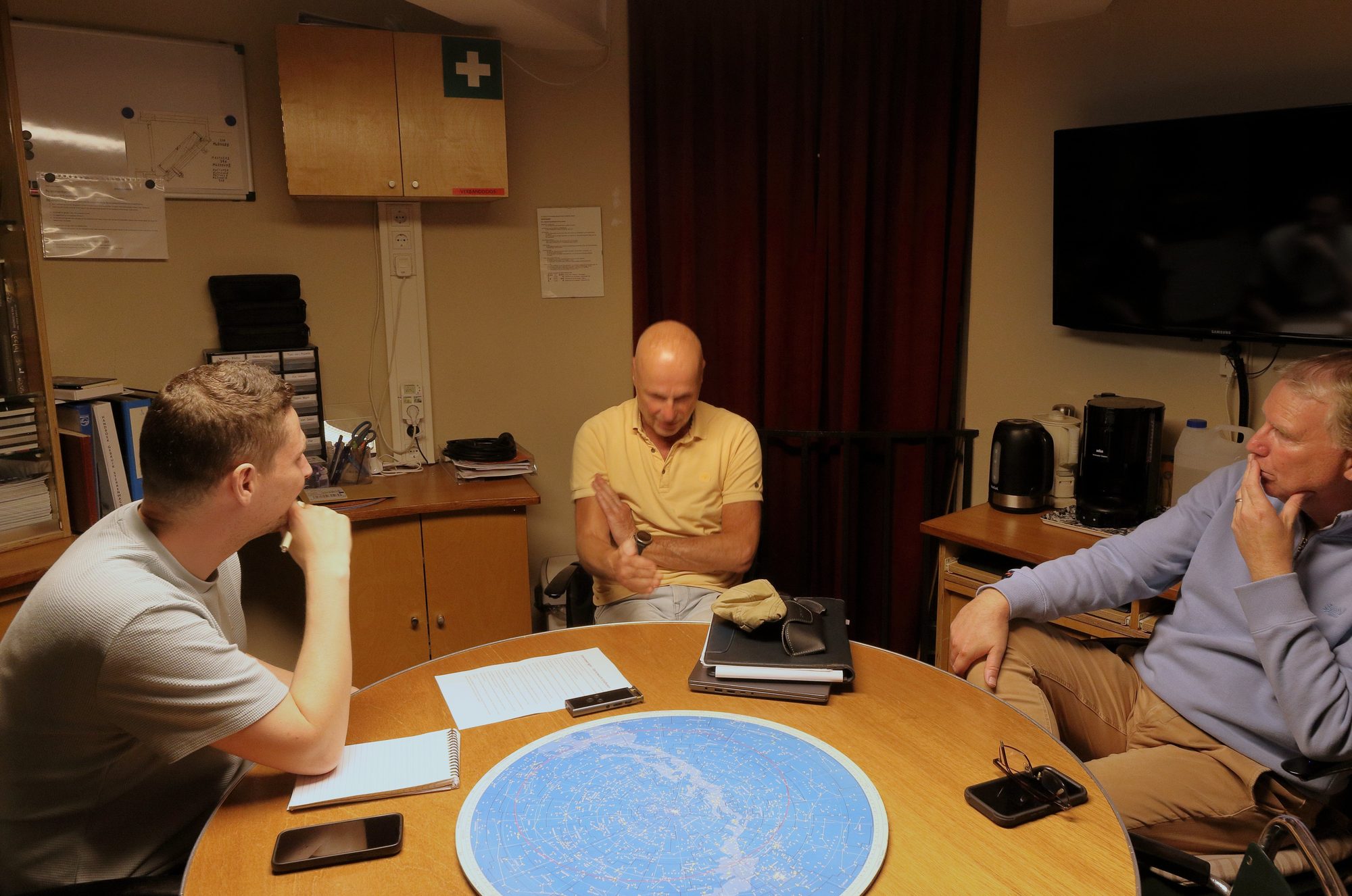 Eugène de Goeij en Maarten Klomp tijdens uitleg en gesprek bij Sterrenwacht Eindhoven.
