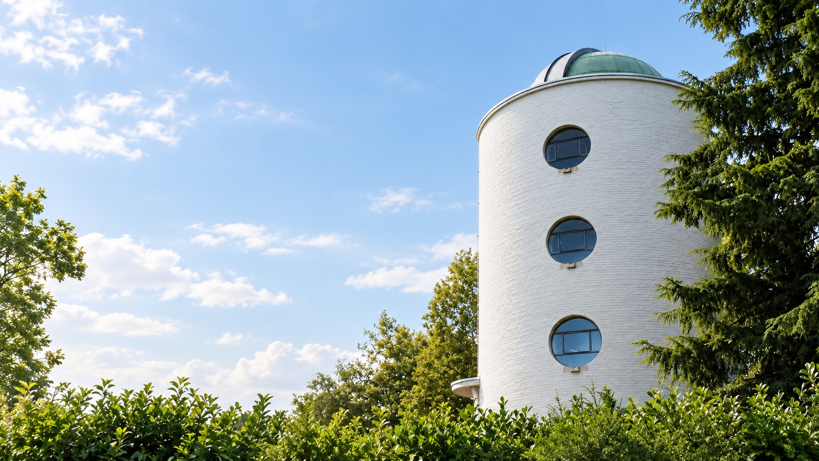 Sterrenwacht Eindhoven in het Stadswandelpark op een heldere dag.
