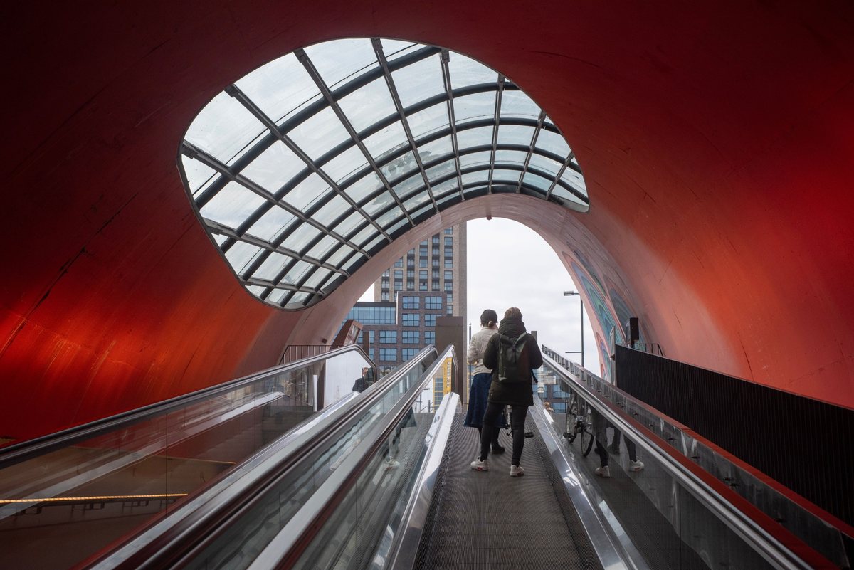 Mensen bij de entree van de Blob in Eindhoven