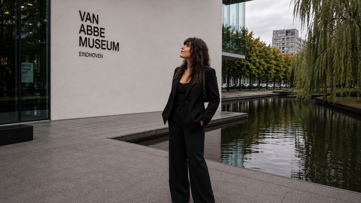 Anna bij het Van Abbemuseum, coverbeeld voor de portretshoot rond het museum en de Dommel in Eindhoven