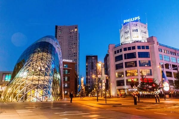 Centrum van Eindhoven met de Blob en Philips-toren tijdens het blauwe uur