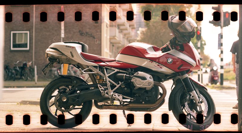 Rood-witte BMW motorfiets als inspiratiebeeld voor Creative Motorcycle Photography in Eindhoven