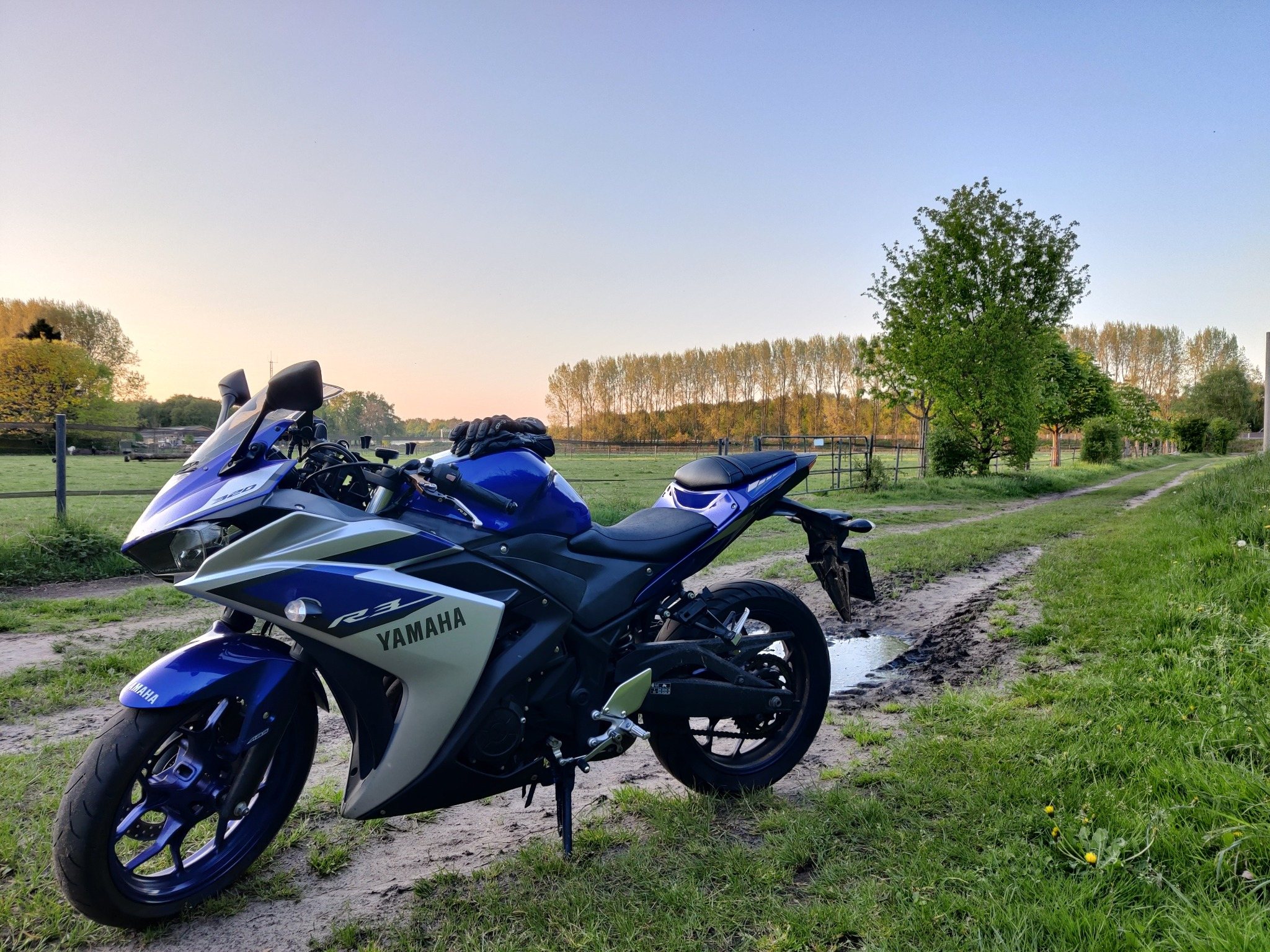 Koens Yamaha-motor buiten gefotografeerd