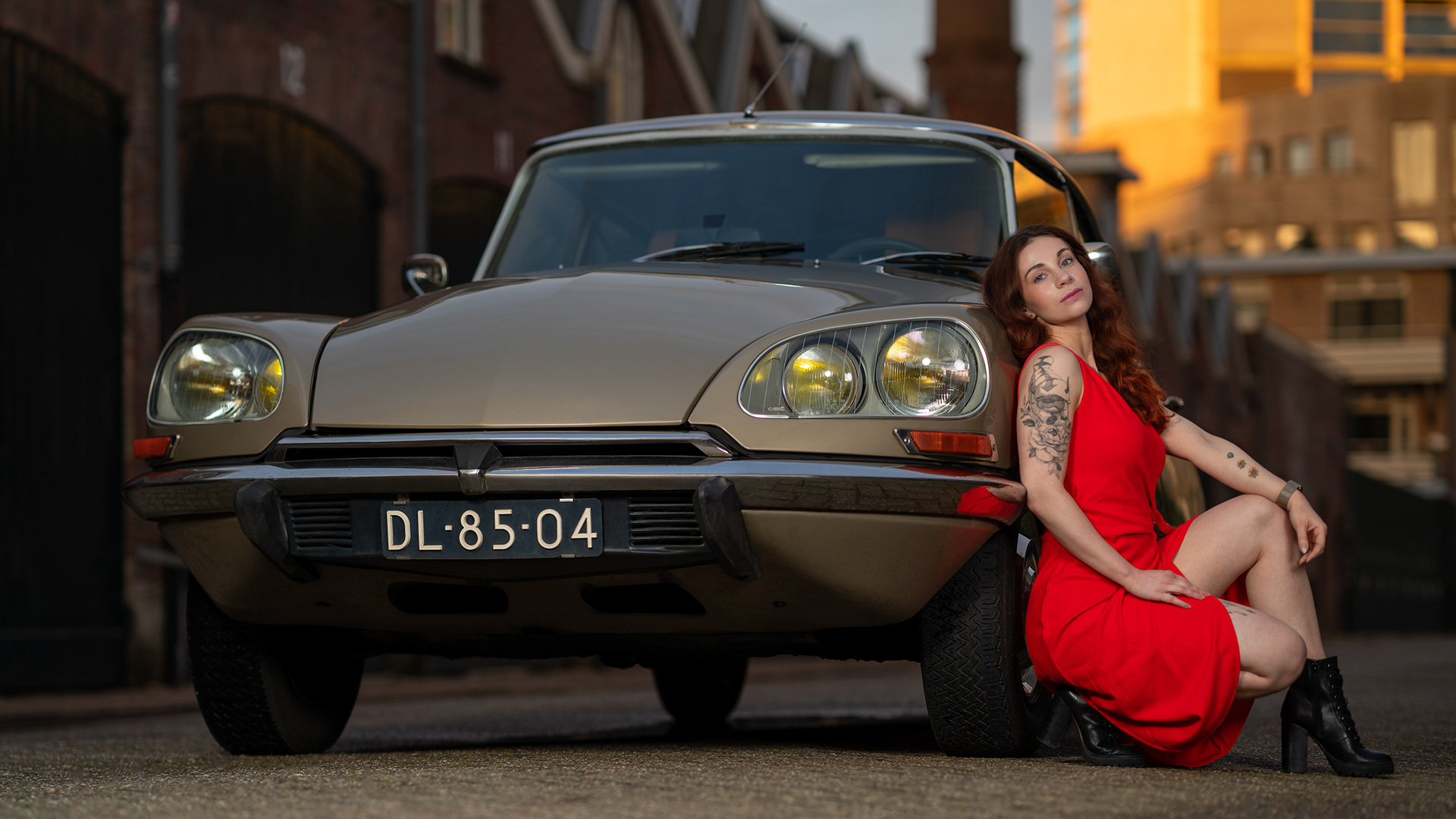 Anjela Melkonyan - Citroën DS tijdens een fotoshoot voor de ALS Autokalender 2025