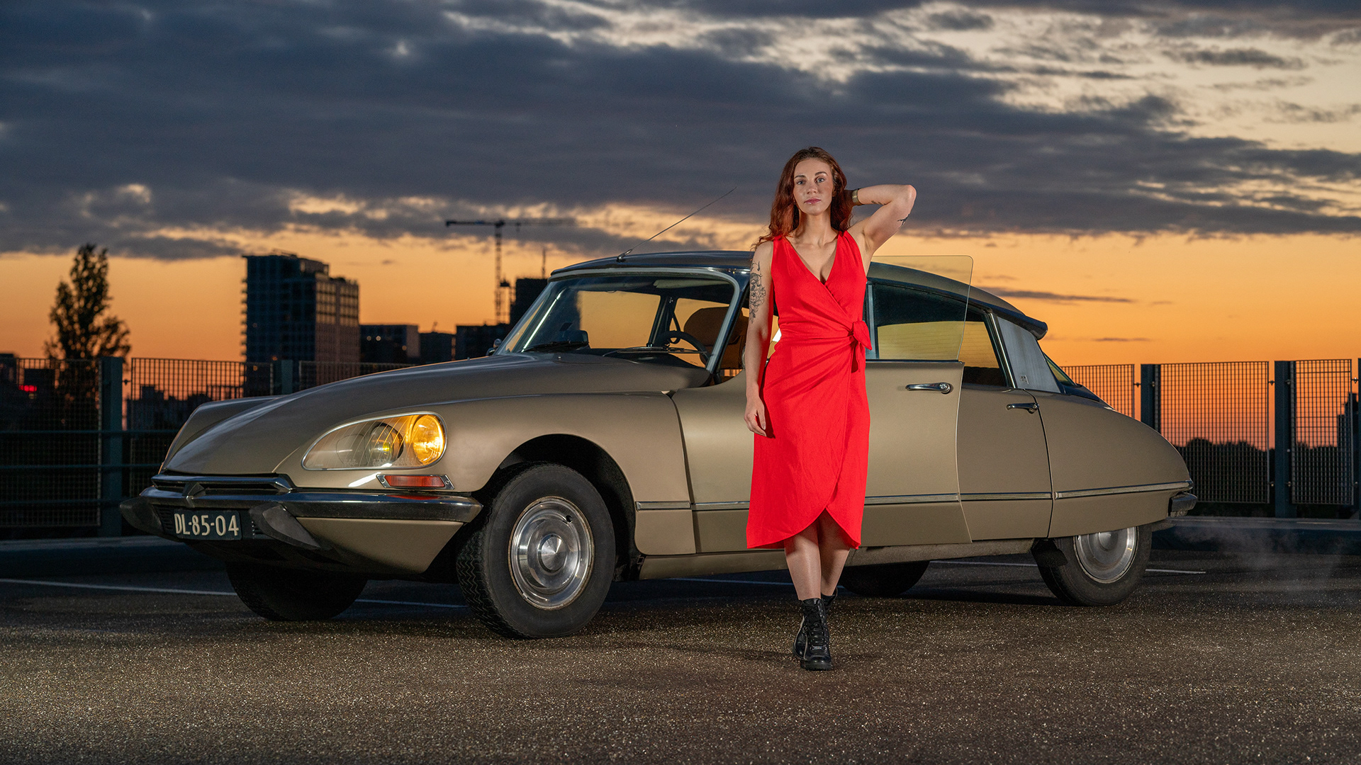 Anjela Melkonyan - Citroën DS tijdens een fotoshoot voor de ALS Autokalender 2025