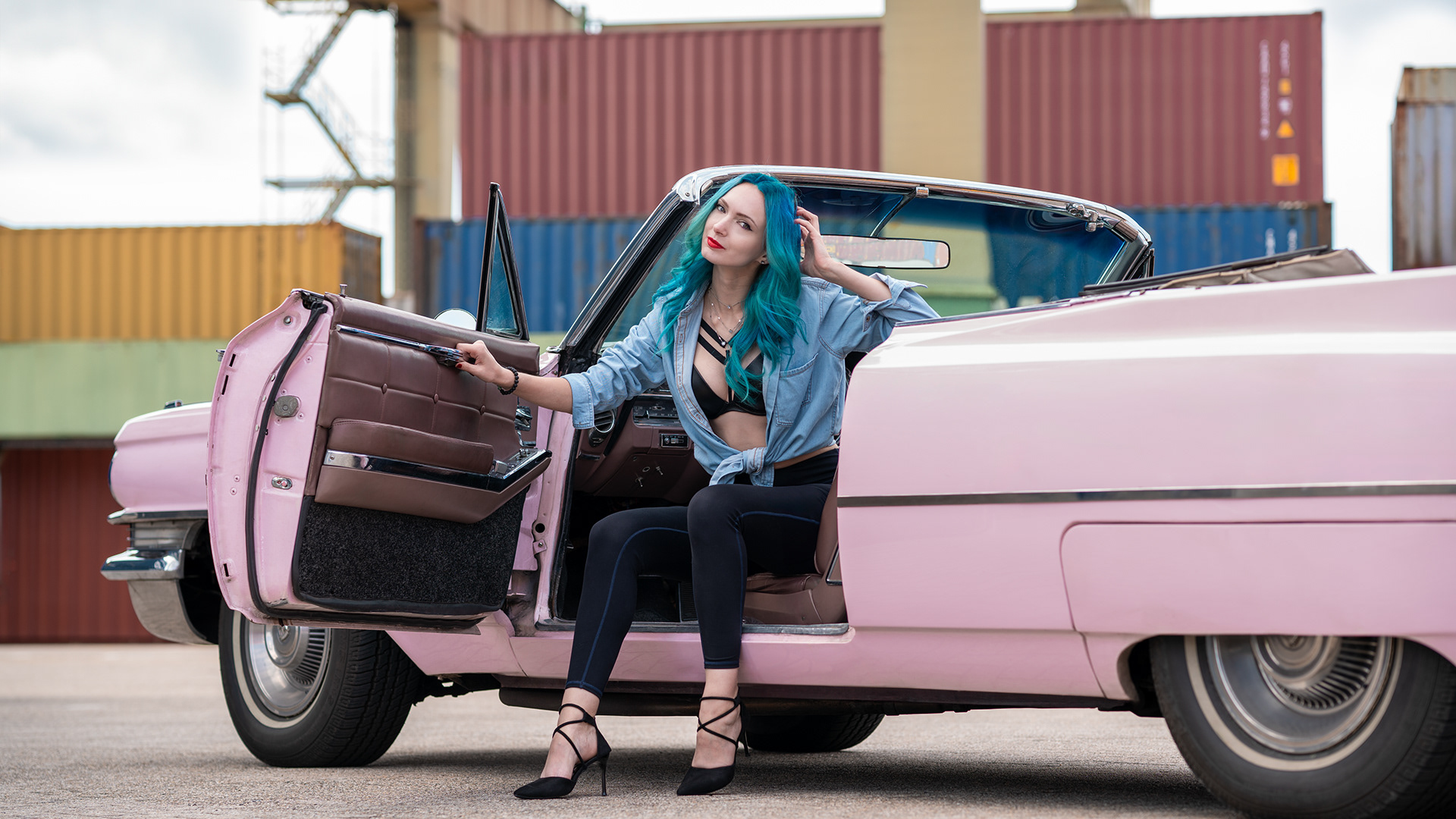 Diana Tšerepanova - Cadillac DeVille tijdens een fotoshoot voor de ALS Autokalender 2025