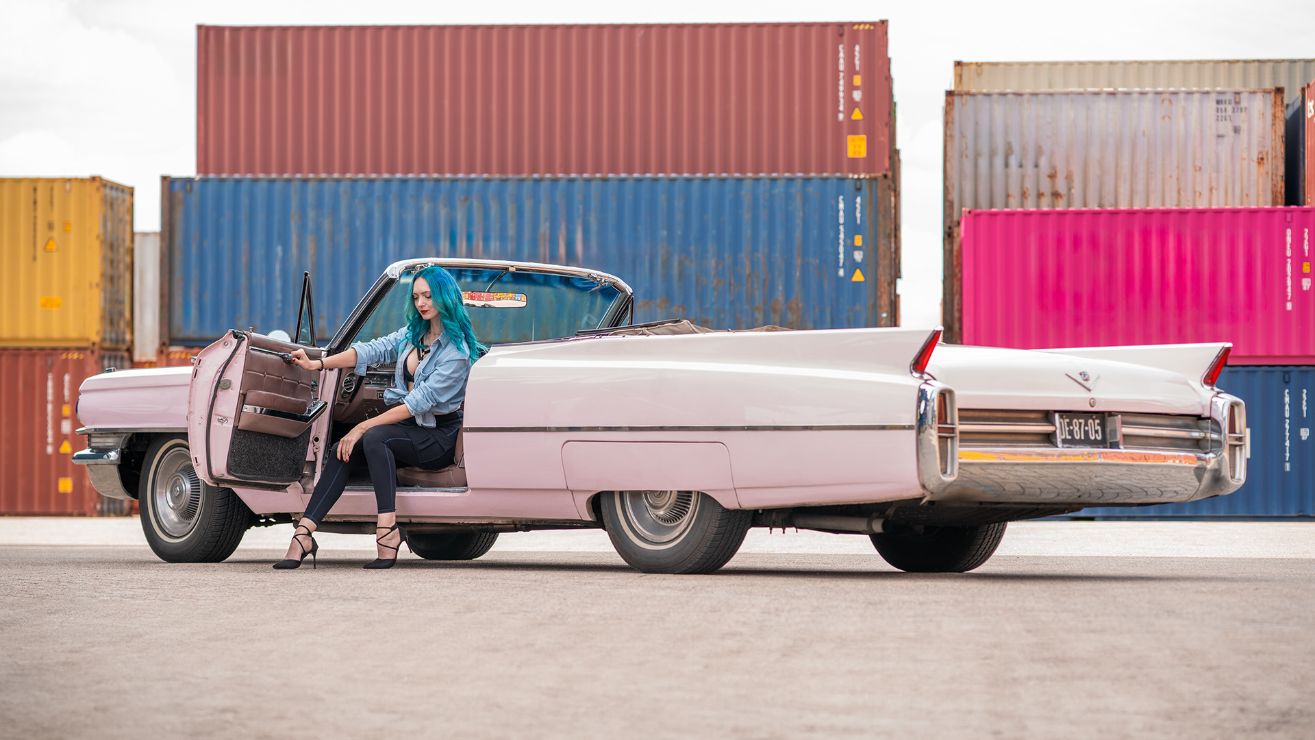 Diana Tšerepanova - Cadillac DeVille tijdens een fotoshoot voor de ALS Autokalender 2025
