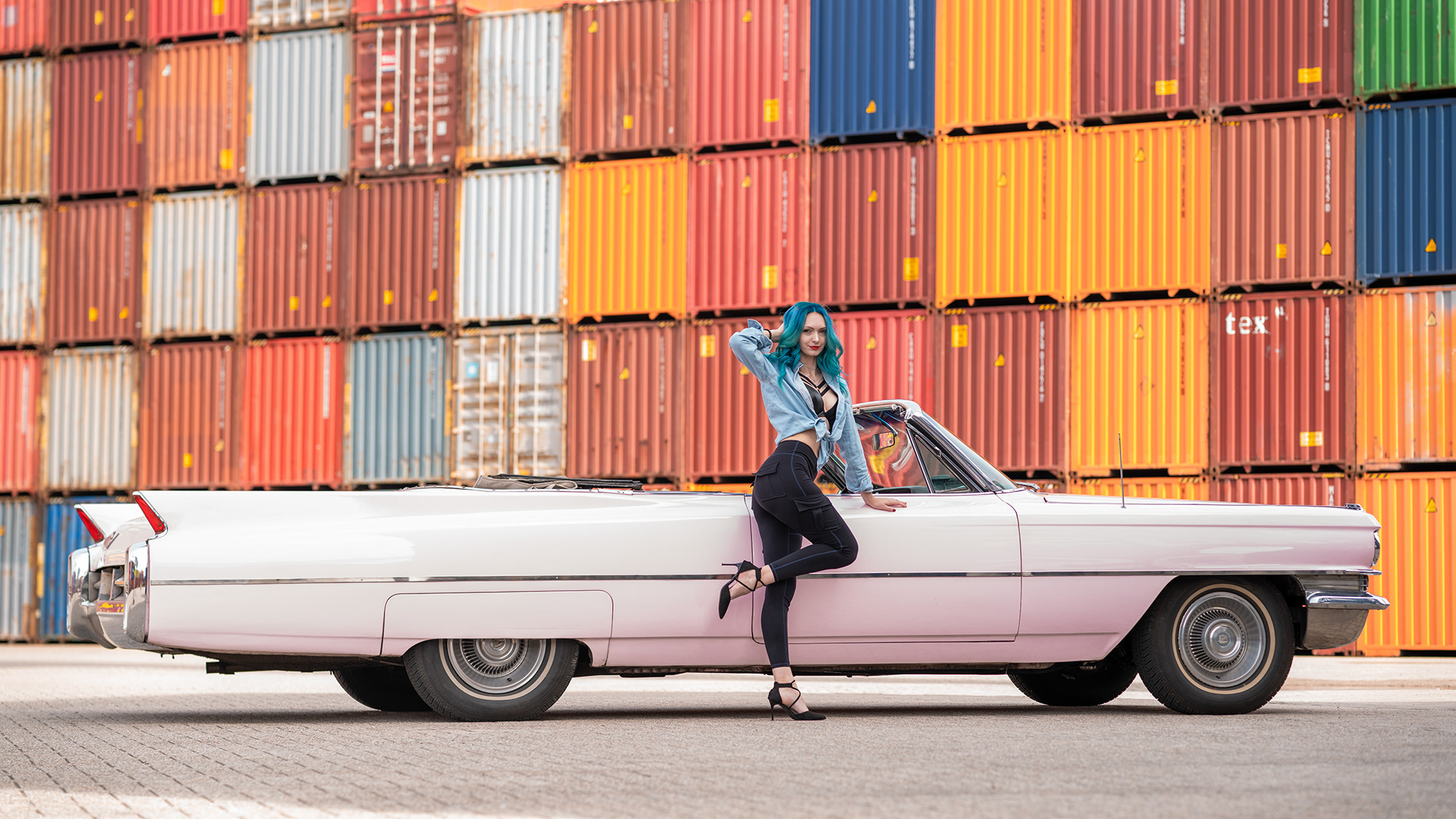 Diana Tšerepanova - Cadillac DeVille tijdens een fotoshoot voor de ALS Autokalender 2025