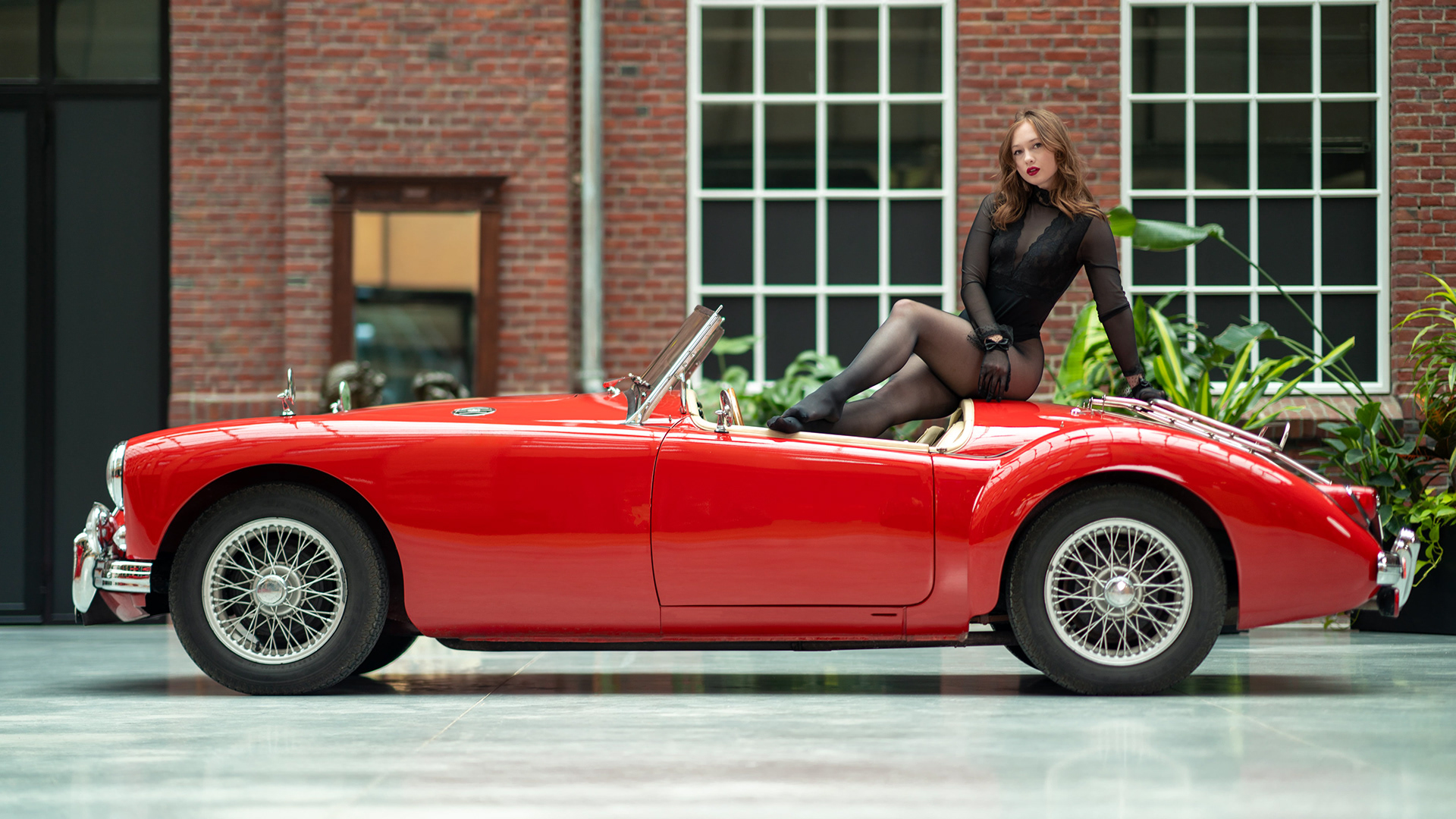 Laura Michalowska - MG A tijdens een fotoshoot voor de ALS Autokalender 2025