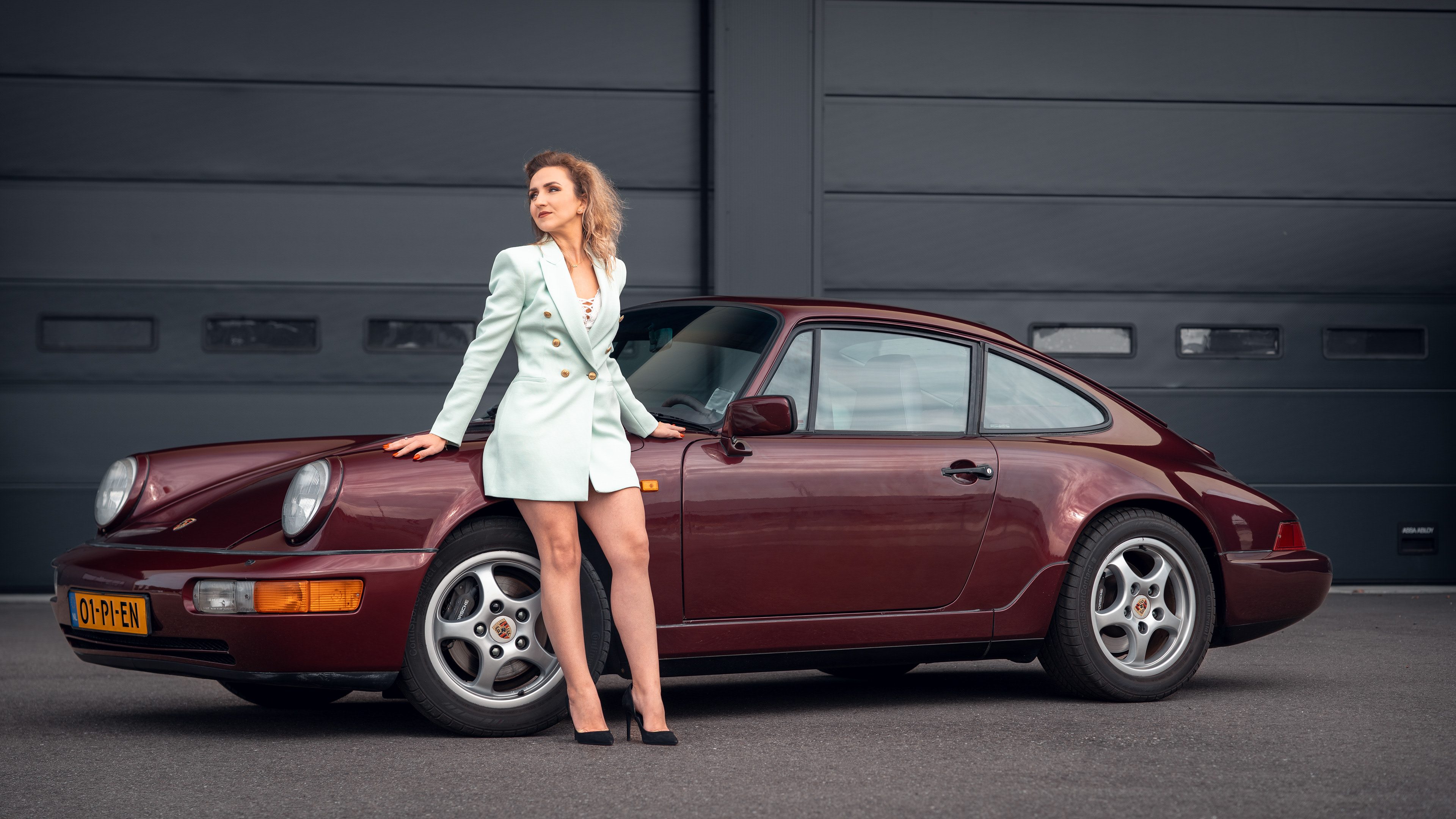 Madalina Rosu - Porsche 911 Carrera tijdens een fotoshoot voor de ALS Autokalender 2025