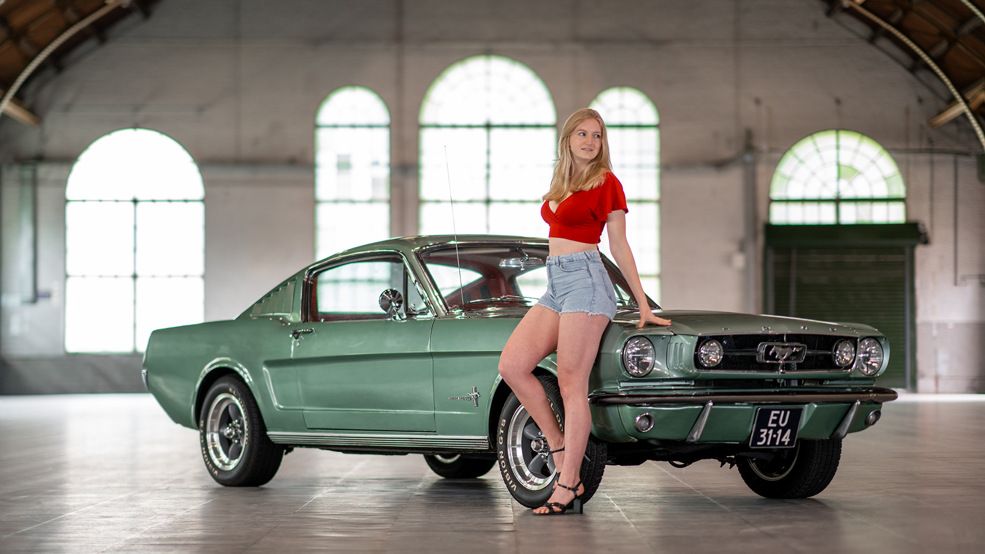 Roos van Velzen - Ford Mustang tijdens een fotoshoot voor de ALS Autokalender 2025