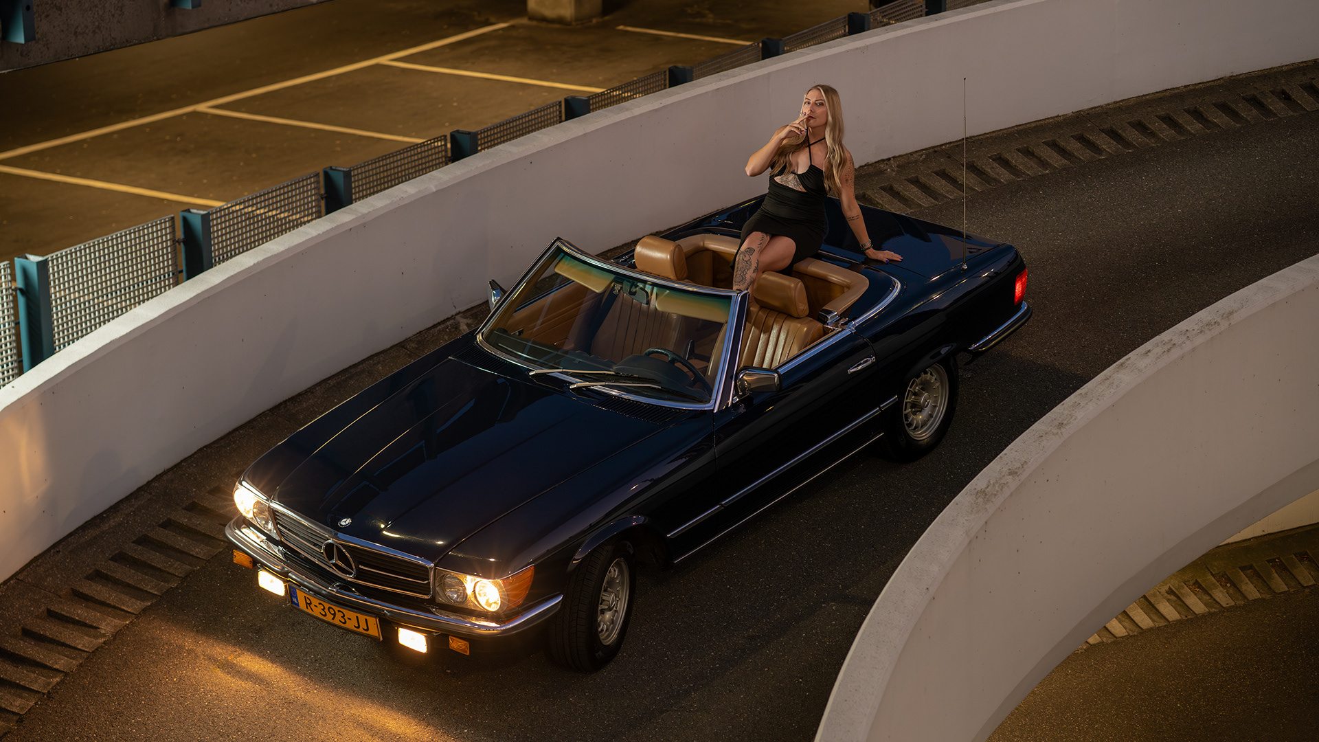 Selina Olzheim - Mercedes-Benz 380SL tijdens een fotoshoot voor de ALS Autokalender 2025