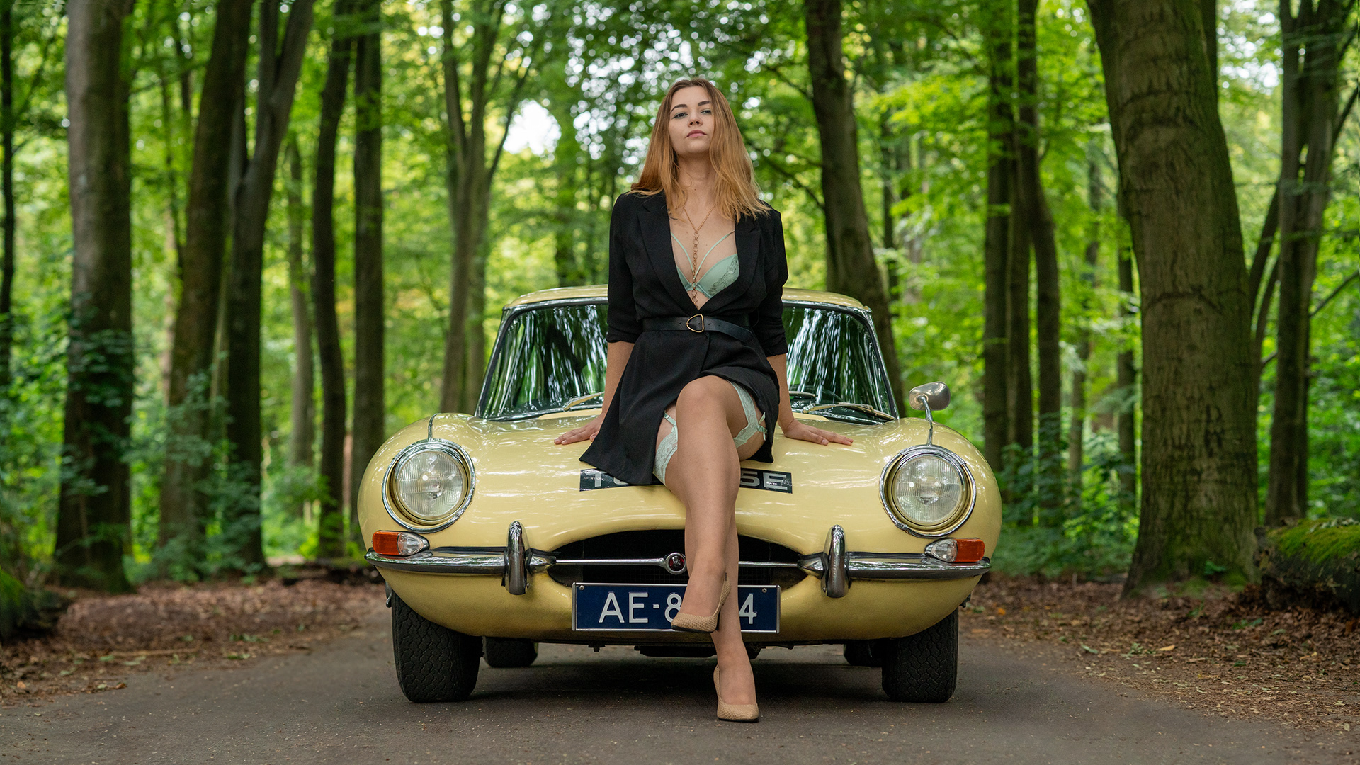 Sofia Artamonova - Jaguar E-Type 2+2 tijdens een fotoshoot voor de ALS Autokalender 2025