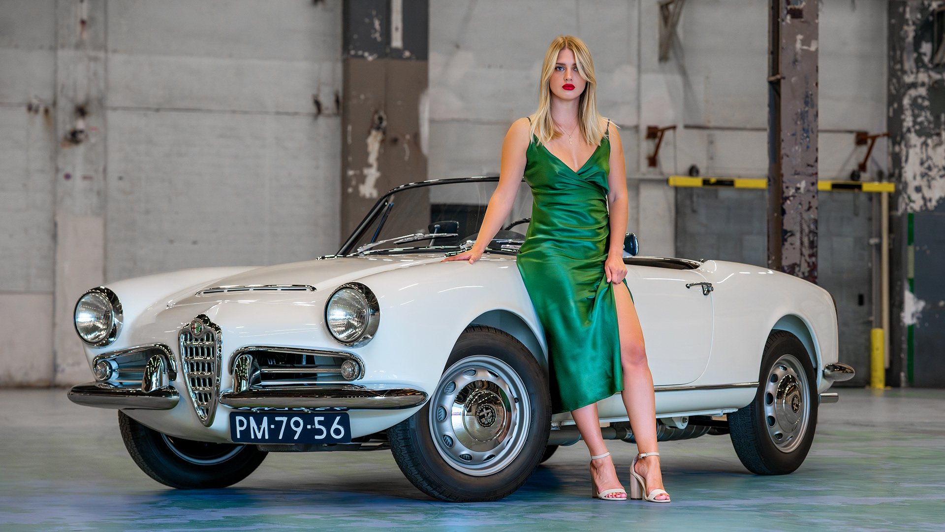 Valērija Suvorova - Alfa Romeo Spider 1600 tijdens een fotoshoot voor de ALS Autokalender 2025